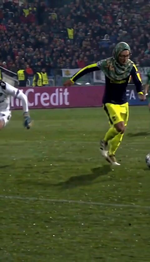 Moment 3 of the Ozil Goal video