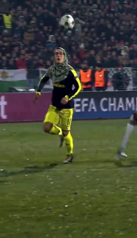 Moment 1 of the Ozil Goal video