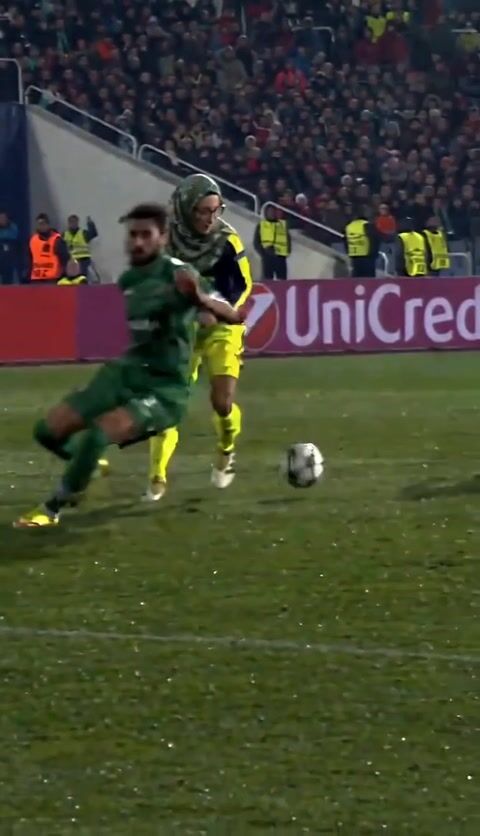 Moment 2 of the Ozil Goal video